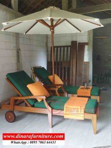 Kursi Kolam Renang Kayu
