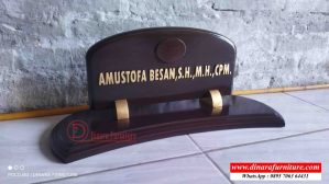 Papan Nama Atas Meja