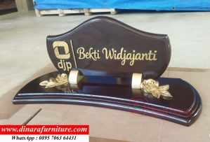 Papan Nama Meja Ketua